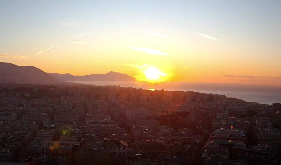 La spettacolare alba su Genova da Terrazza Colombo