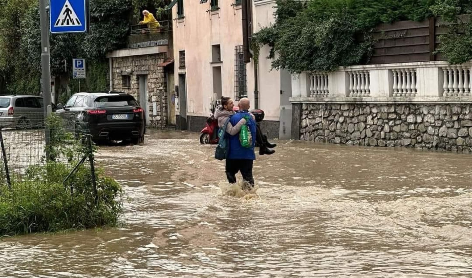 Maltempo, danni e allagamenti: oltre 100 interventi dei vigili del fuoco