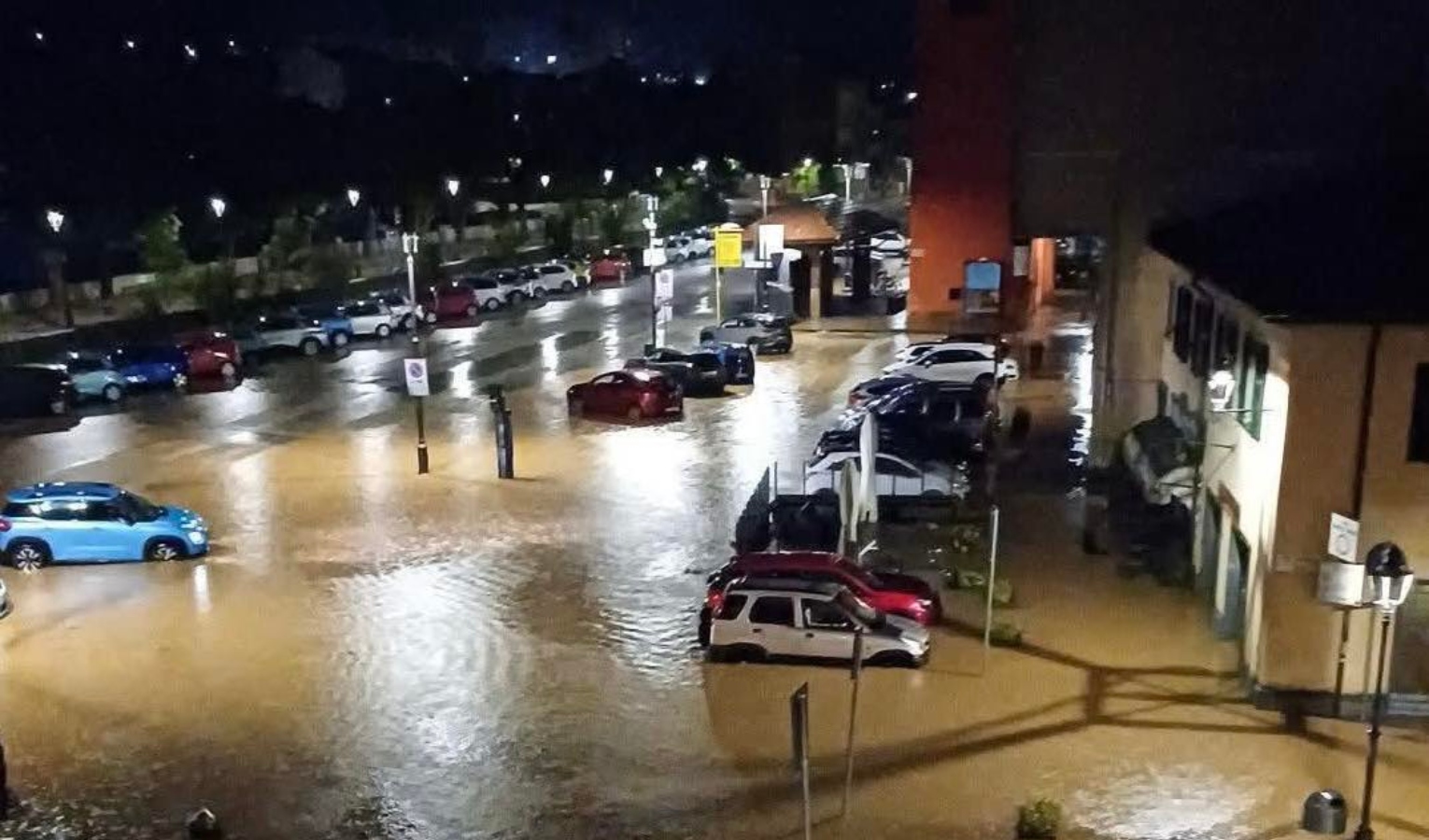 Esonda il torrente Pollovero, il paese di Dego allagato. Una frana isola i cittadini