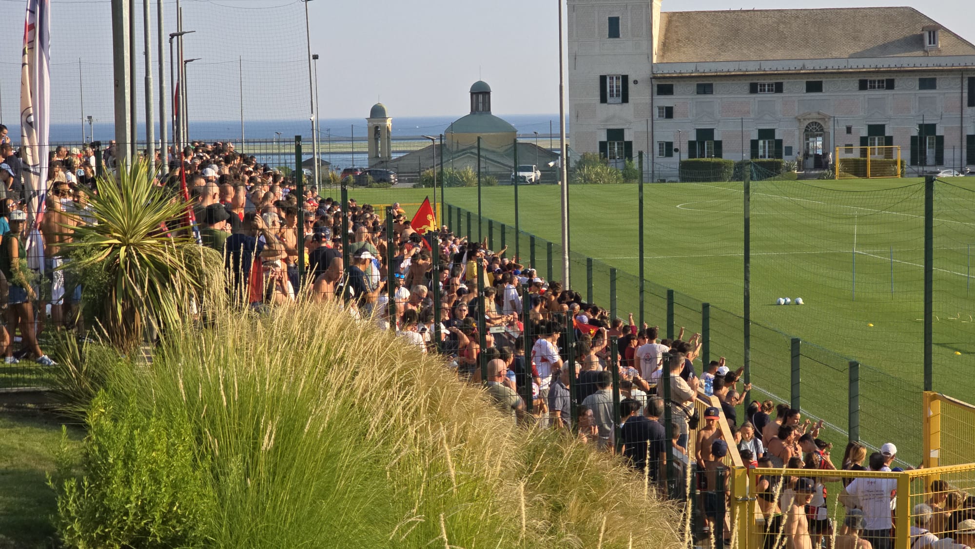 In 1.500 al Signorini per l'allenamento a porte aperte del Genoa
