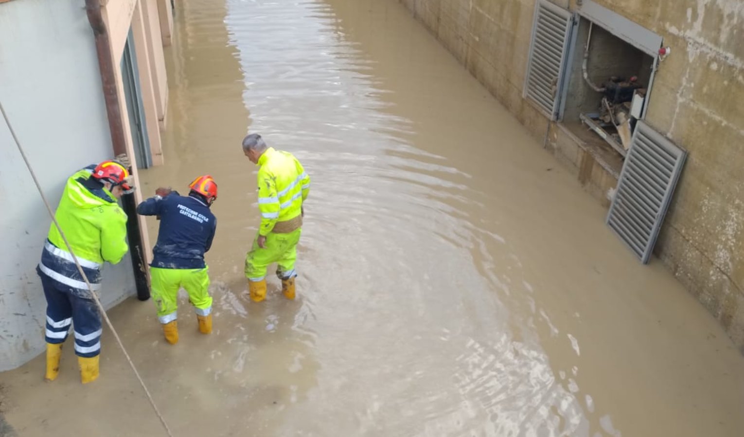 Persone in mezzo ad acqua e fango