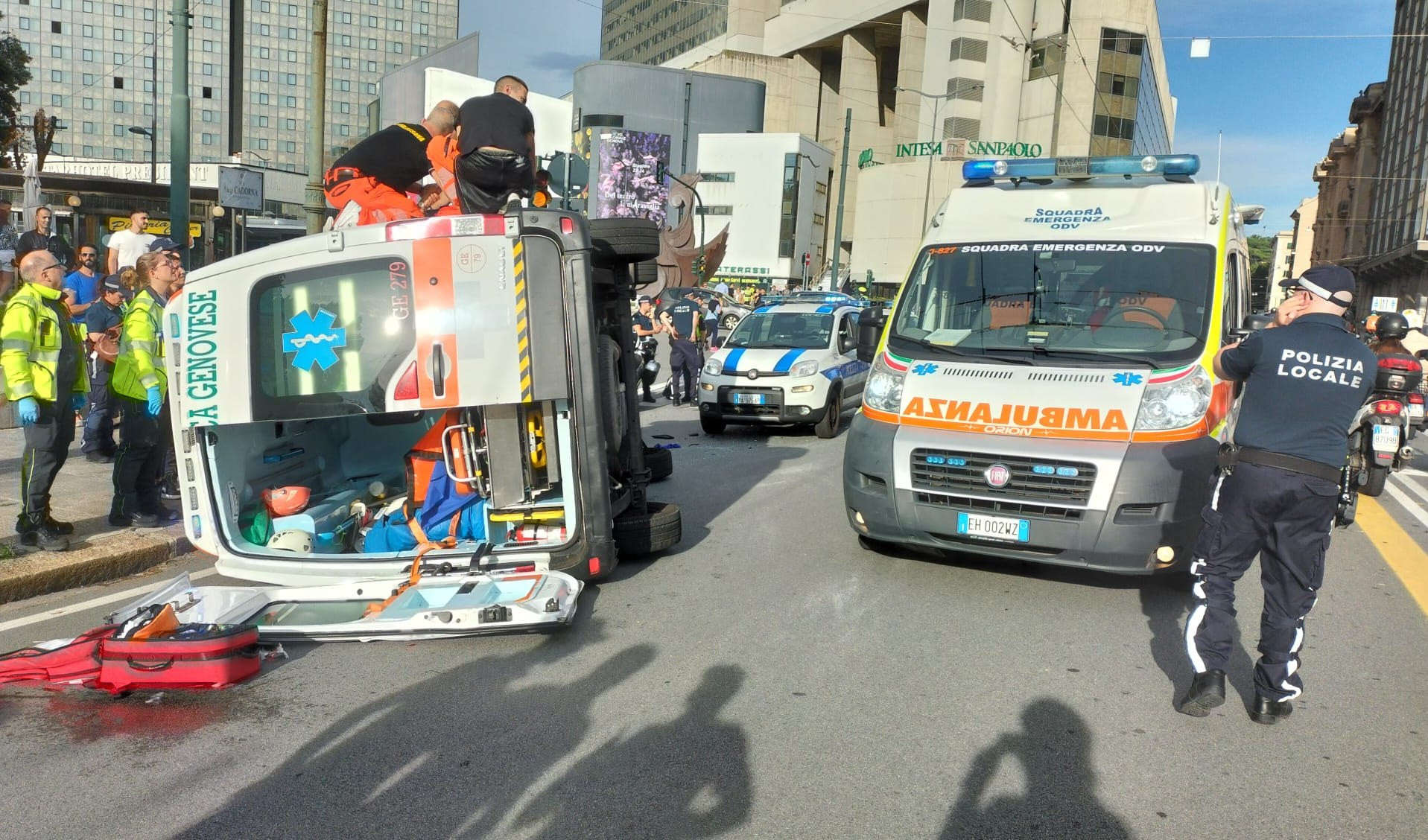 Ambulanza si ribalta dopo scontro con un'auto, traffico in tilt in corso Buenos Aires