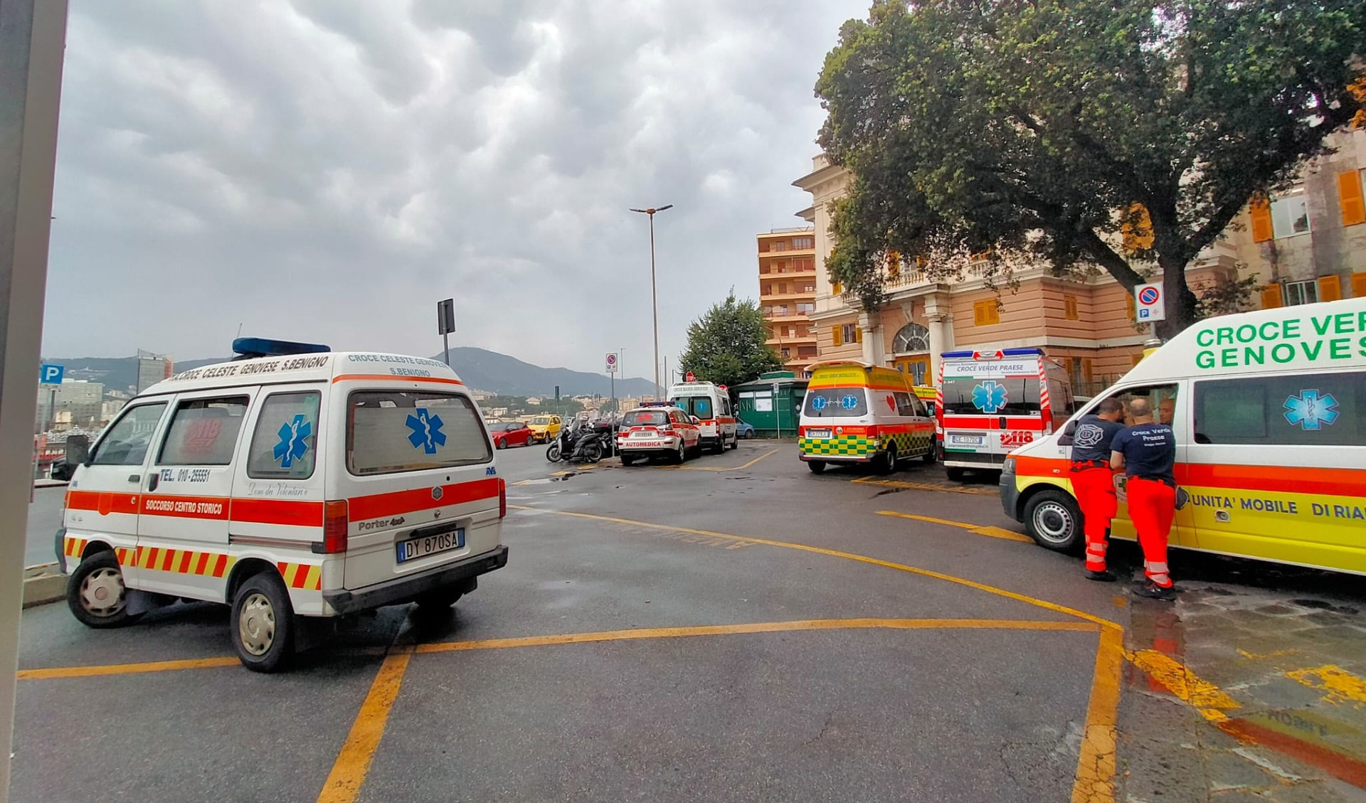 Genova, corteo e presidio dei sanitari del Galliera