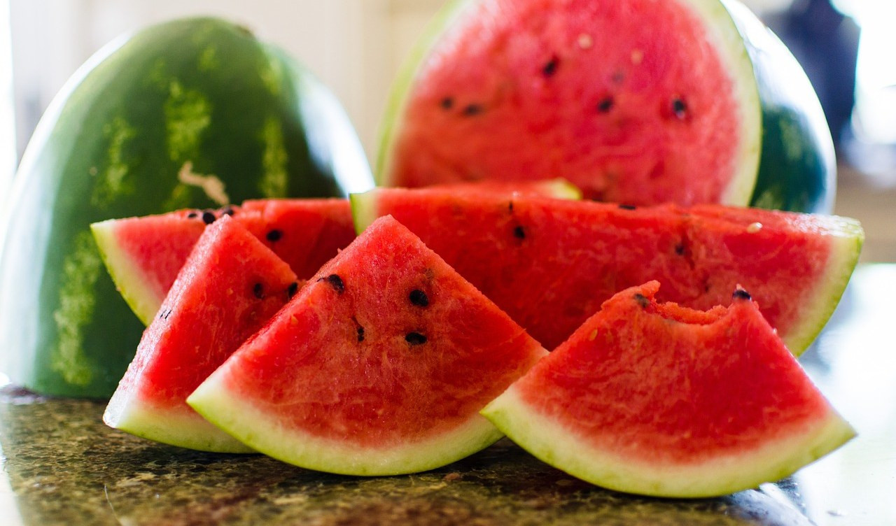 Col caldo nel carrello della spesa frutta e birre, niente farina