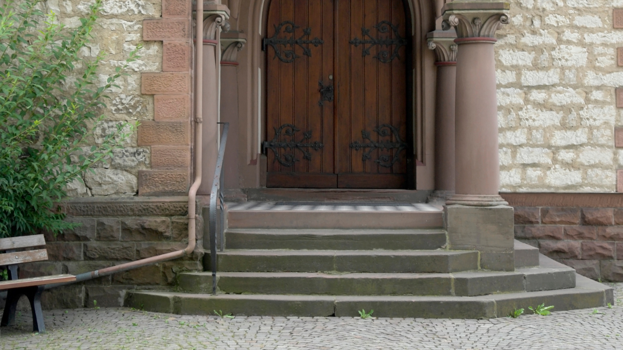 Un cuore davanti alla chiesa: il macabro ritrovamento a Sanremo