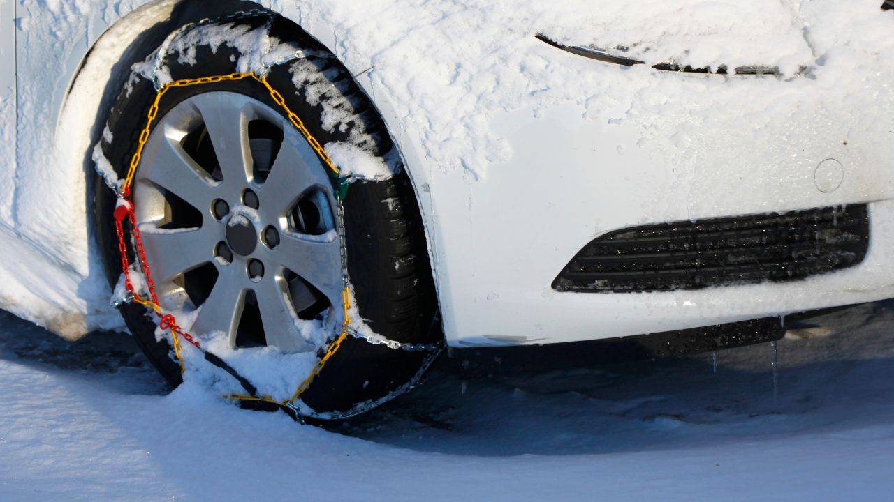 Catene a bordo o gomme invernali, scatta l'ordinanza: ecco dove servono