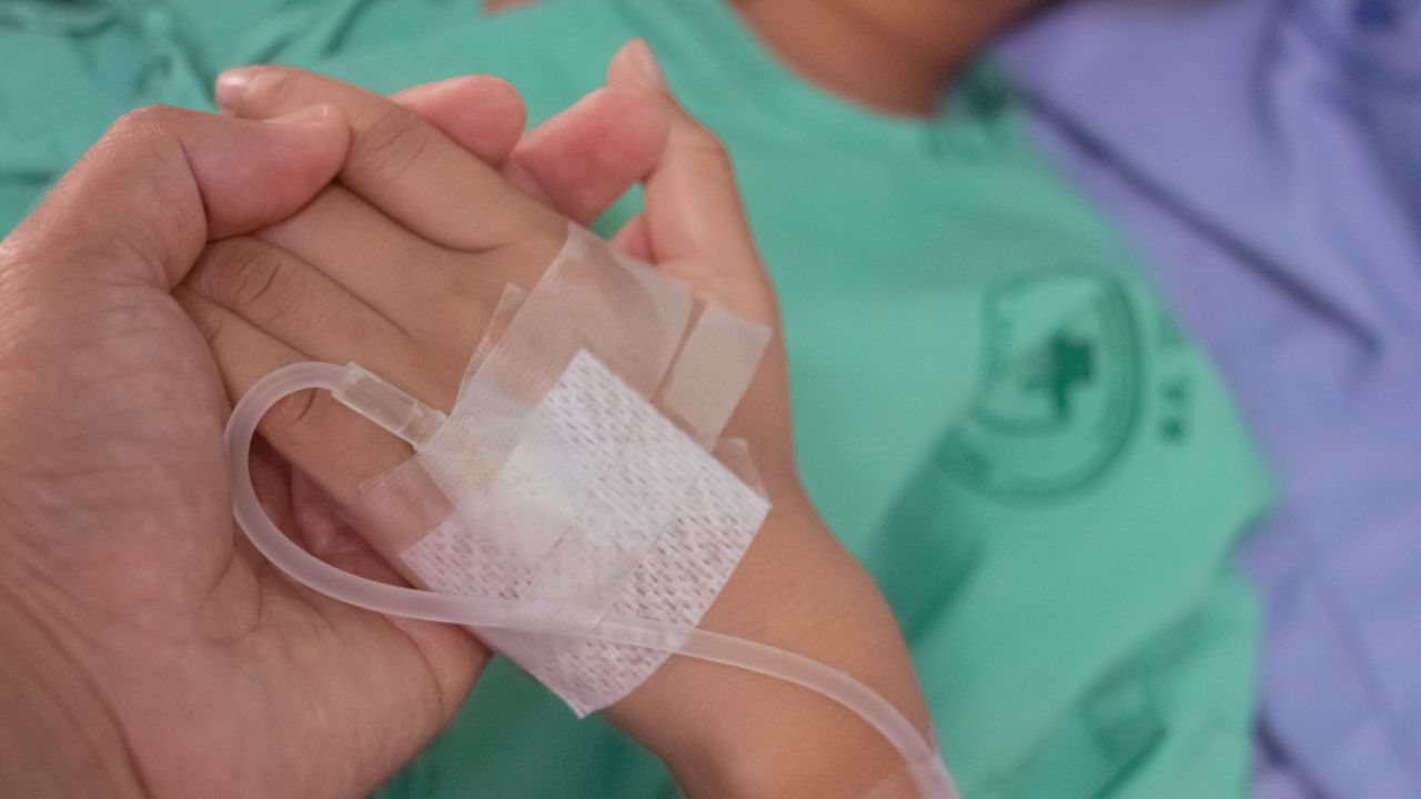 Parla il papà di Aziz, il bimbo caduto dal terrazzo a scuola un mese fa: