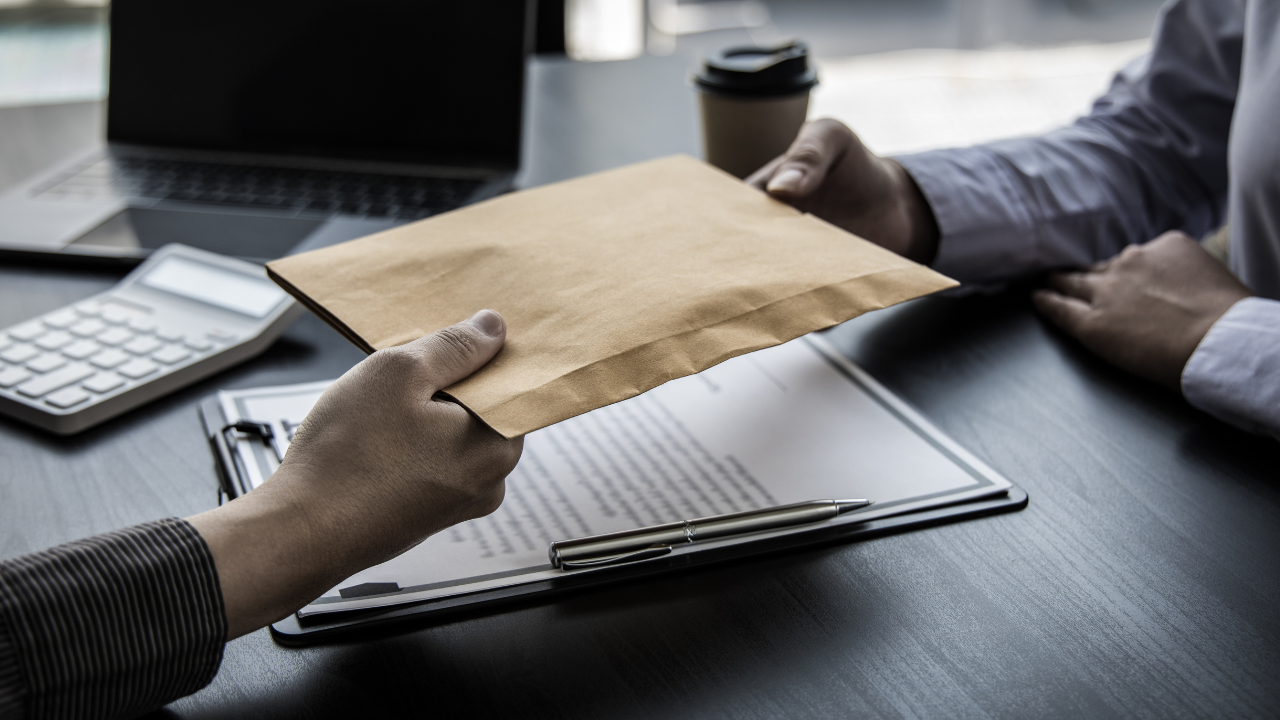 Soldi in cambio di permessi di soggiorno, il poliziotto confessa la mazzetta