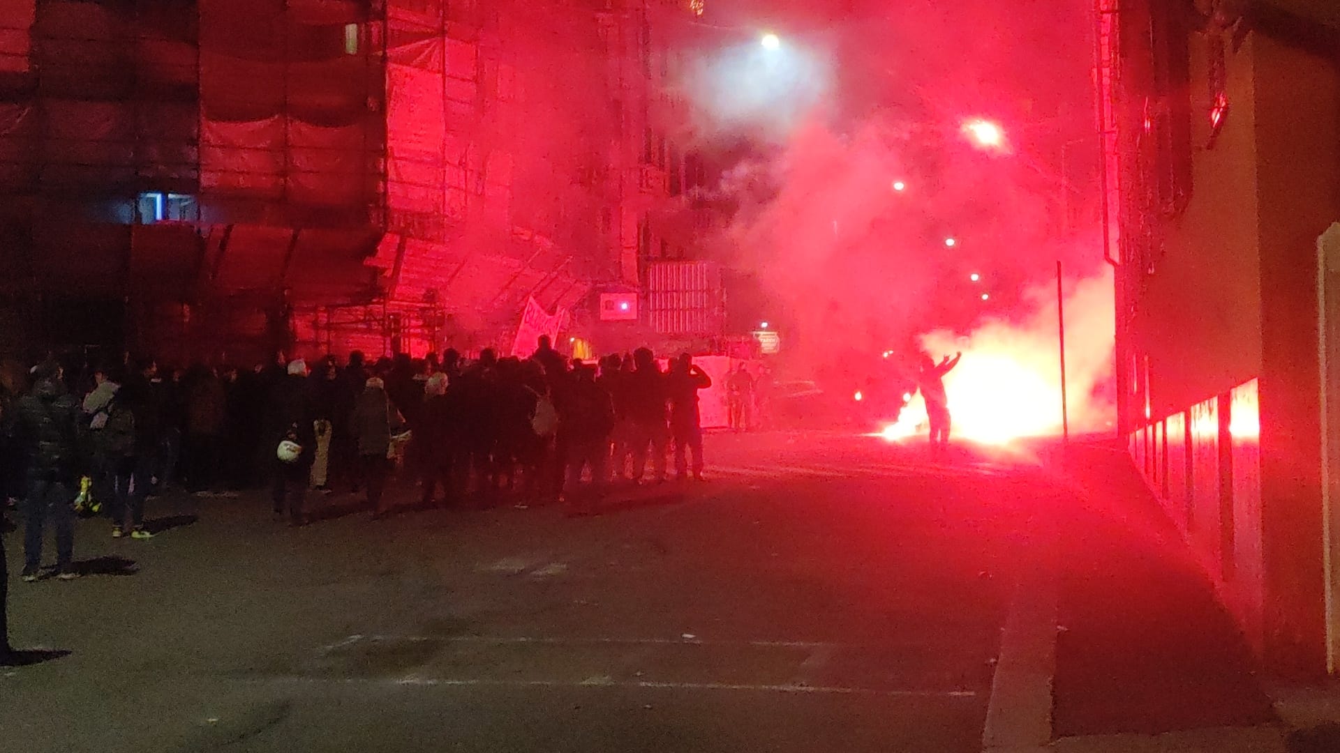 Antifascisti contro la sede di CasaPound, fumogeni, bombe carta e traffico rallentato