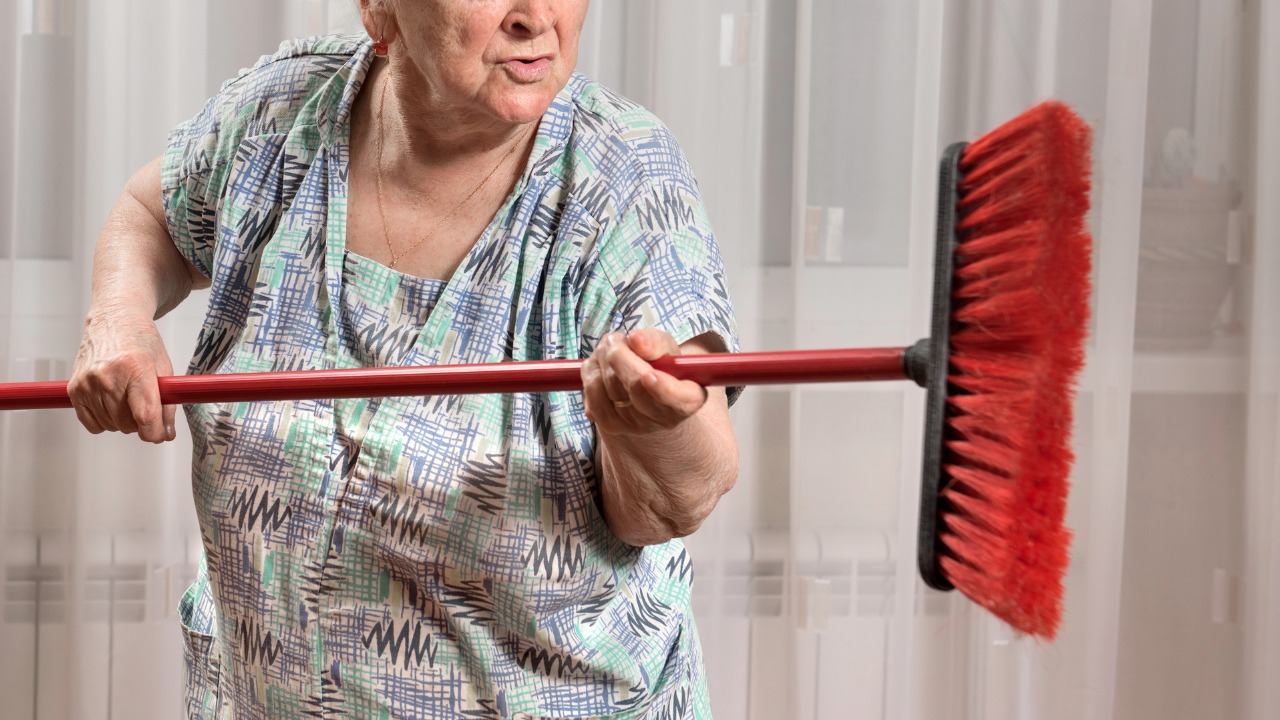 Picchia il marito con il manico della scopa, anziana denunciata