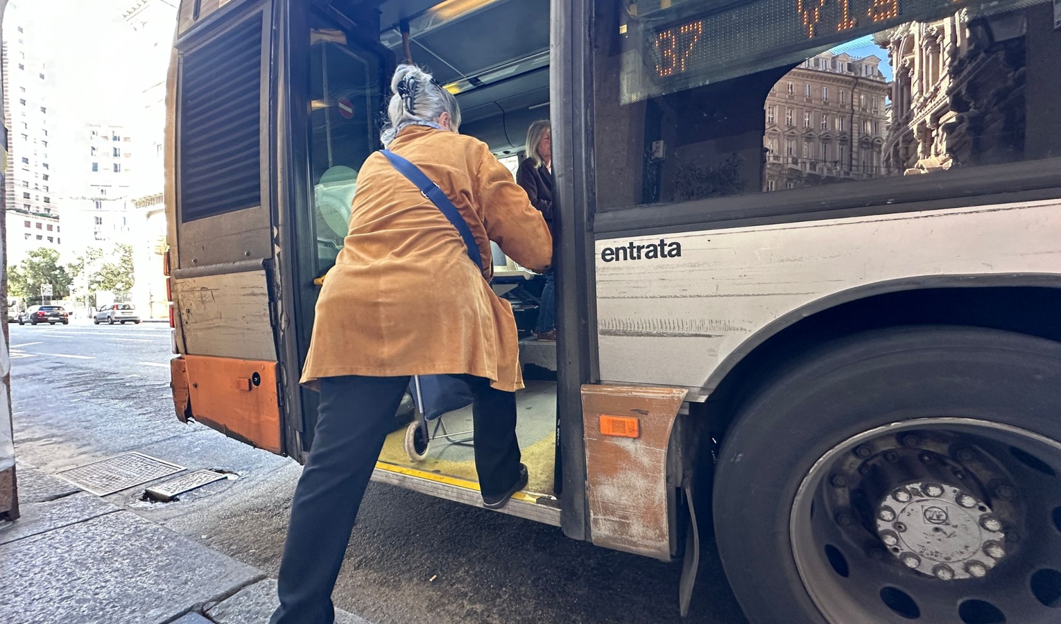 Genova, rapina a bordo di un autobus: arrestato 24enne