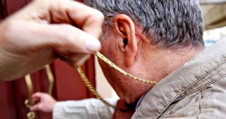 Prima firma in caserma, poi fa un furto con strappo: 19enne finisce in carcere