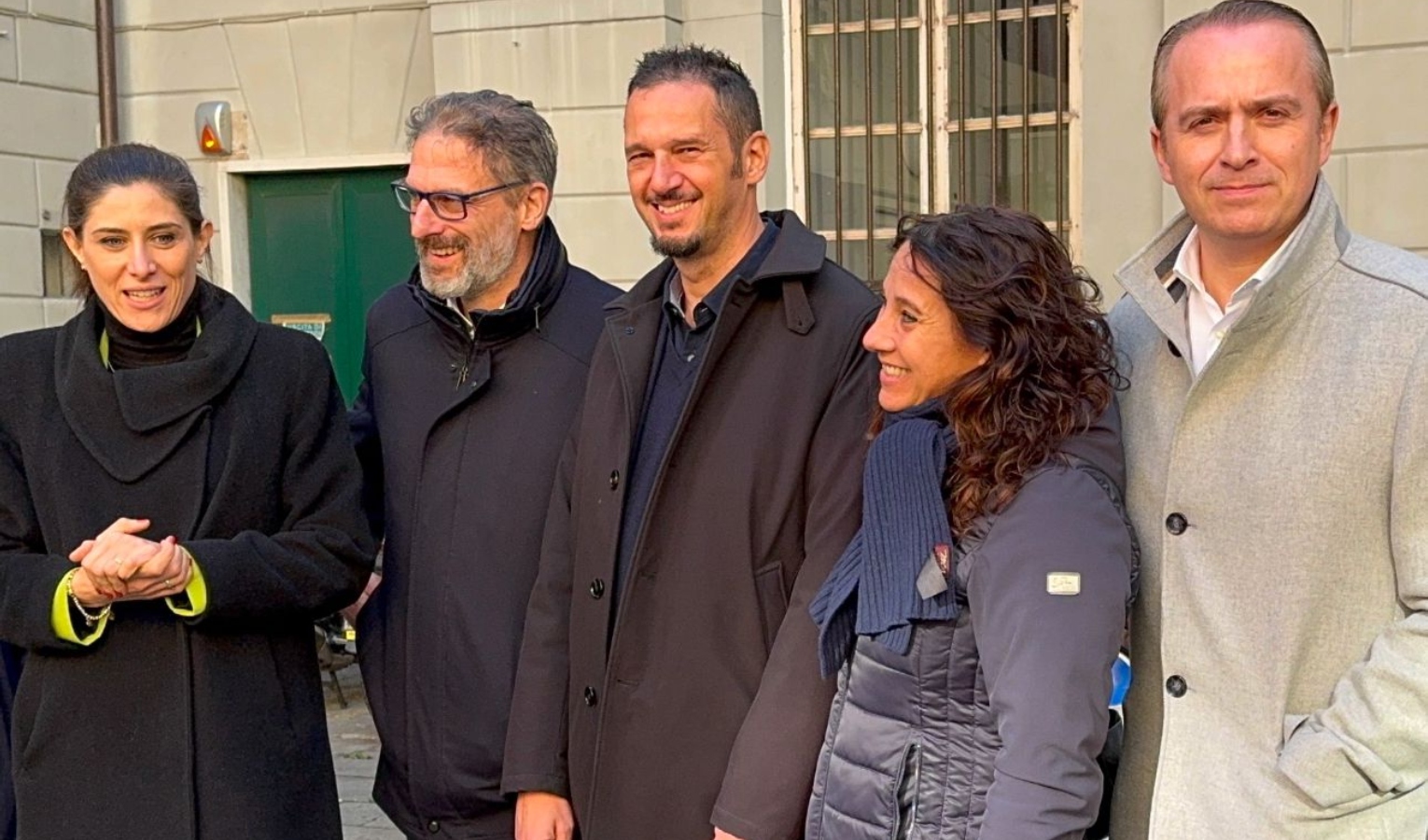 Alcune persone in piedi in un cortile all'aperto