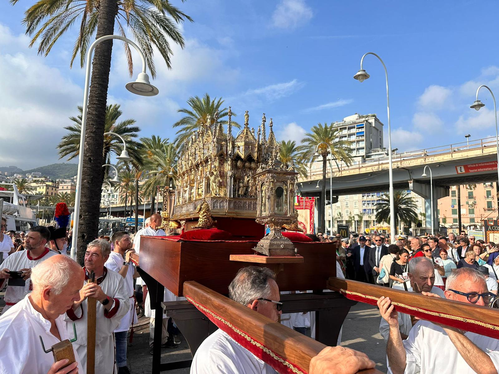 San Giovanni a Genova, in migliaia in strada per la processione. Tasca: