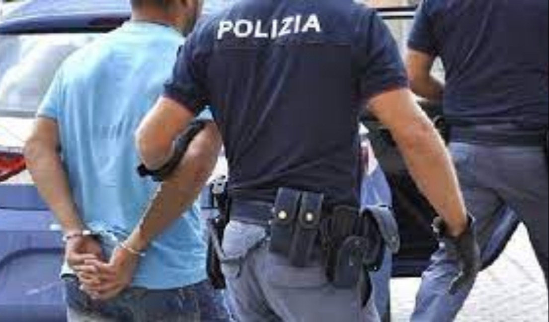 Genova, nel bar col suo cane viene aggredito con un cartello stradale: arrestati rapinatori