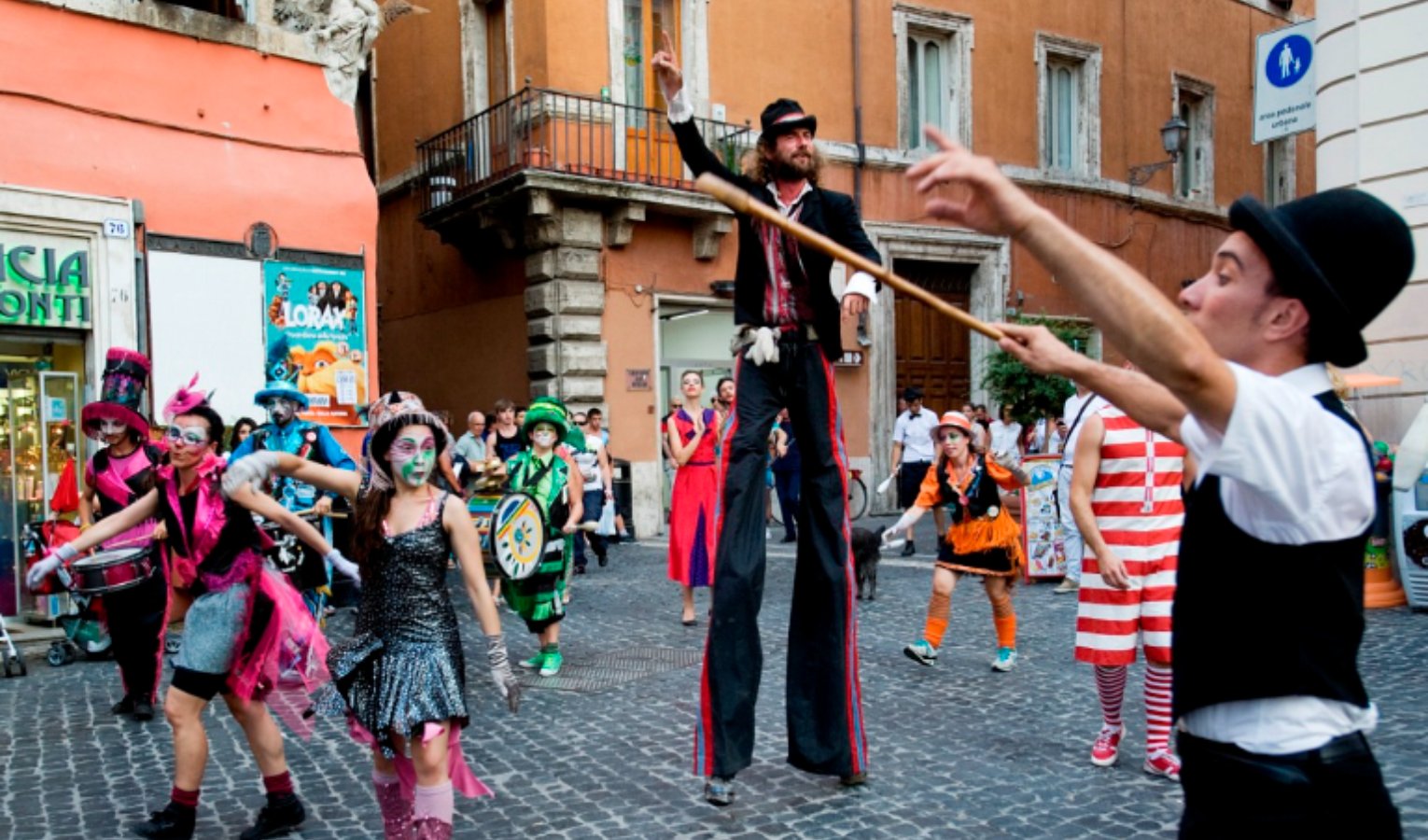 Artisti di strada, Genova dà via libera al regolamento tra proteste e sospensioni