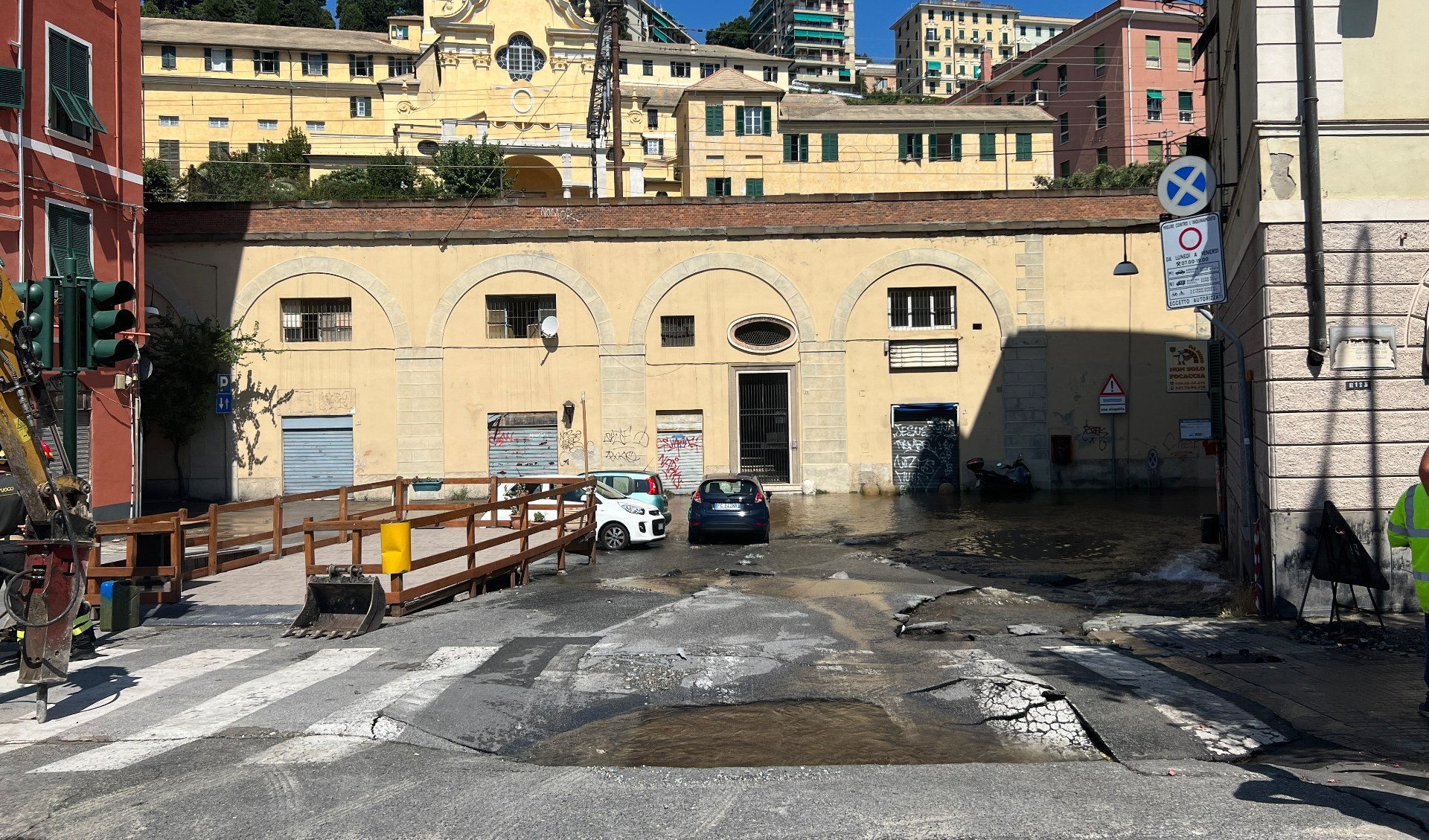 Genova, si rompe tubatura. Possibili disagi fino a notte