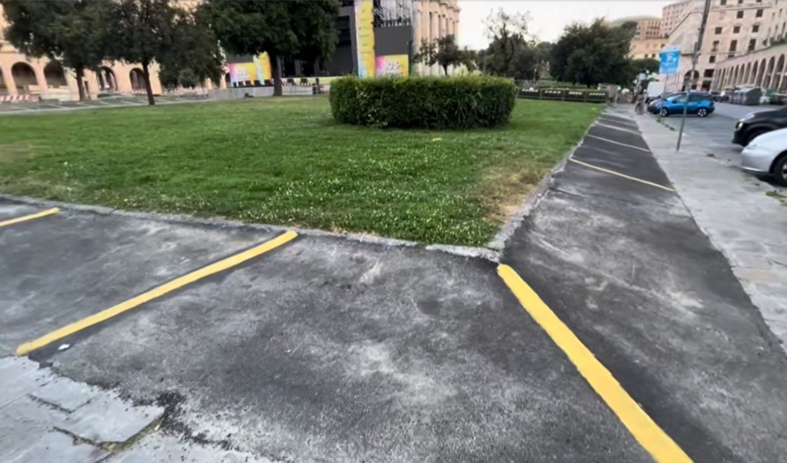 Asfalto intorno al prato di piazza della Vittoria, il Comune: “È temporaneo”