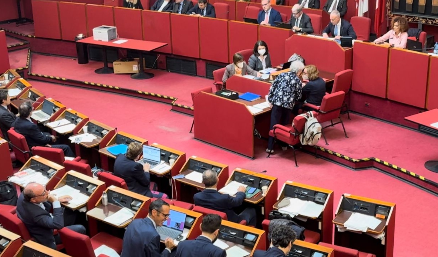 L'aula rossa del consiglio comunale di Genova