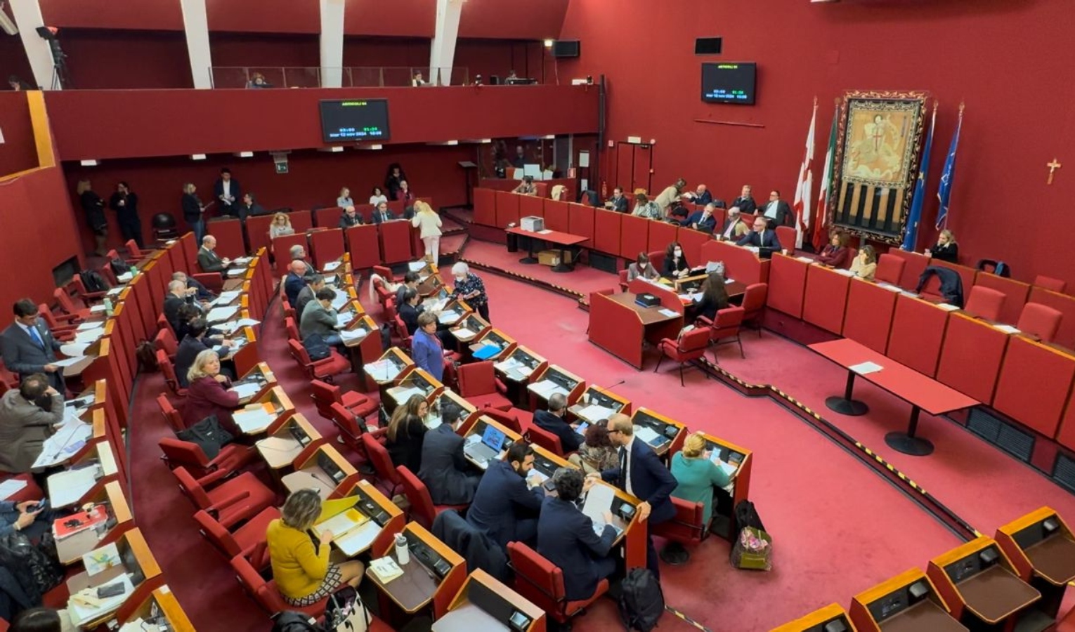 Persone sedute e in piedi in un'aula