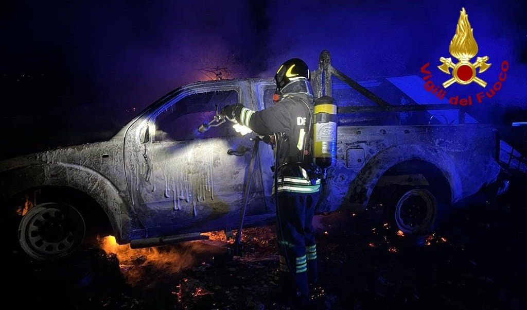 Sanremo, bruciano sterpaglie: incendio raggiunge auto parcheggiata