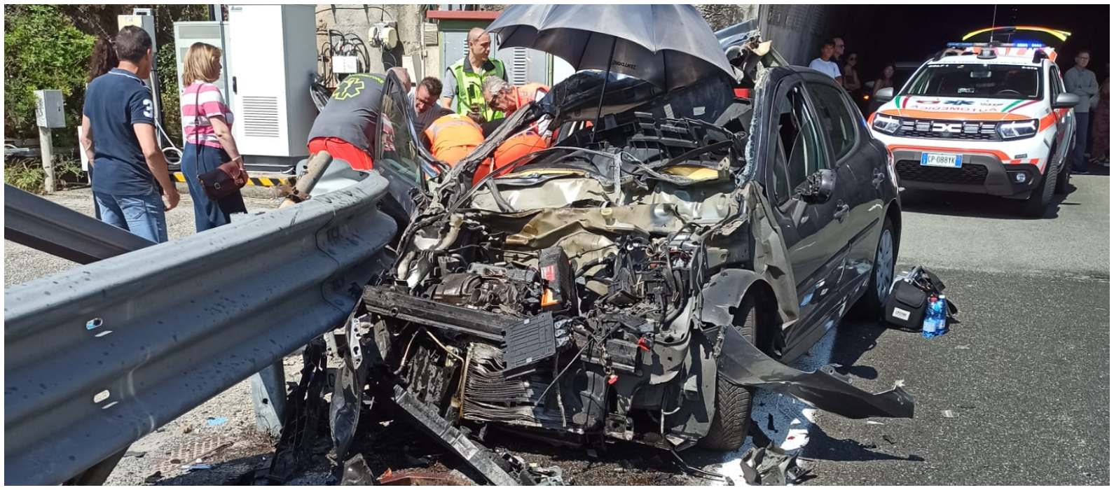 Incidente in A12, auto contro furgone di Autostrade: mamma e figlio al Gaslini