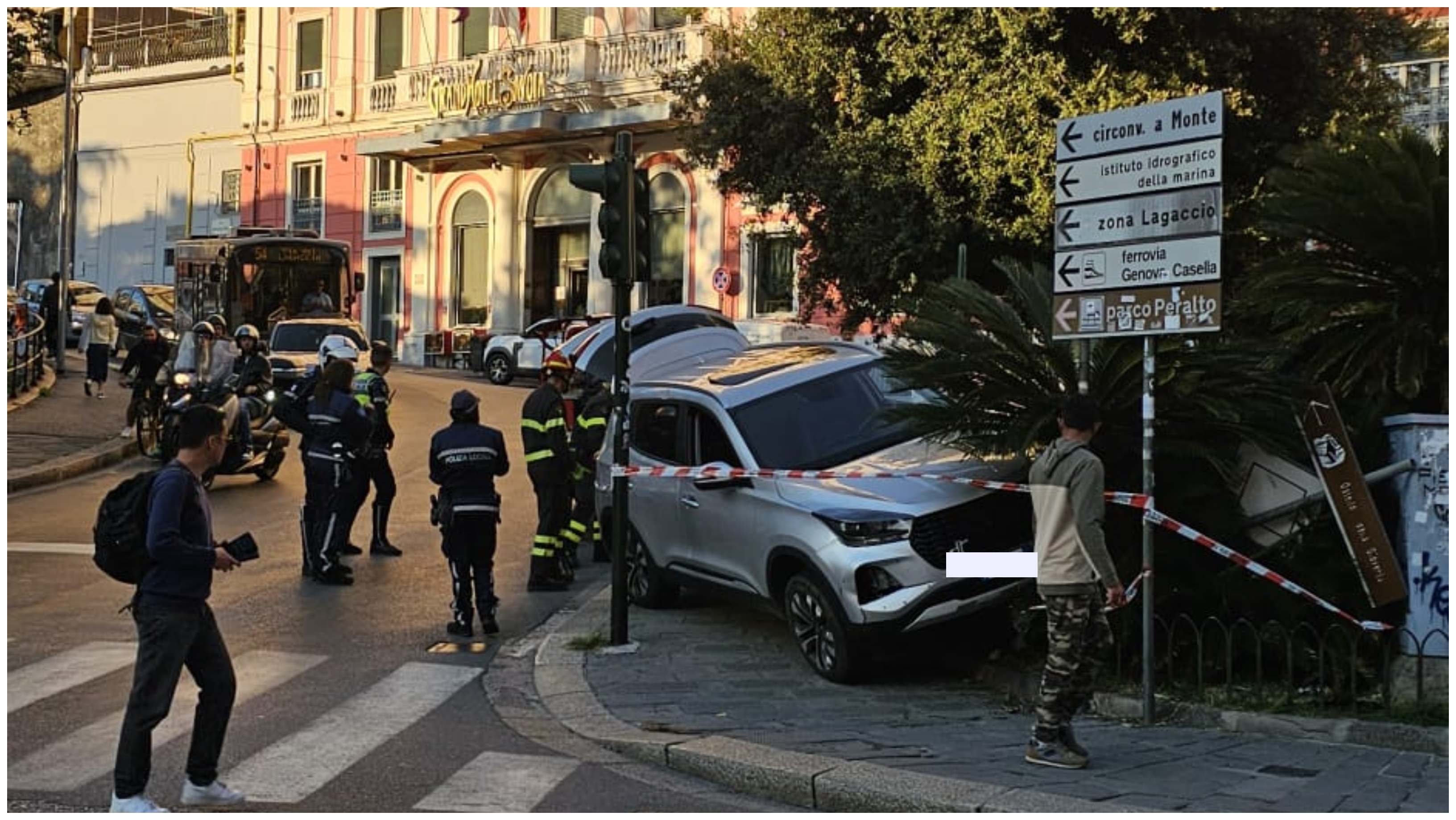 Incidente stradale a Principe, auto finisce in bilico sull'aiuola e tira giù un cartello