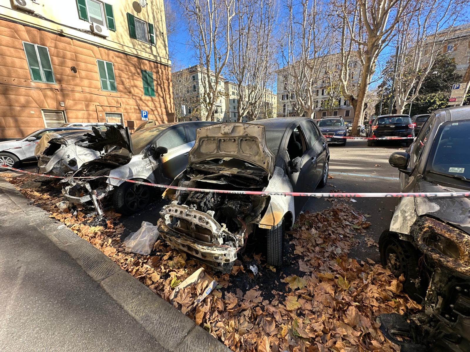 Rogo d'auto alla Foce: sospetti su clochard piromane