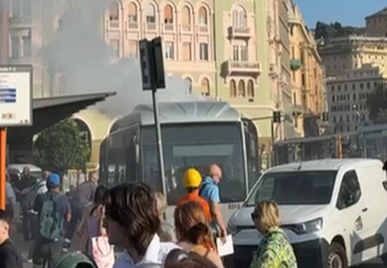 Fumo da un autobus a Brignole, i sindacati: