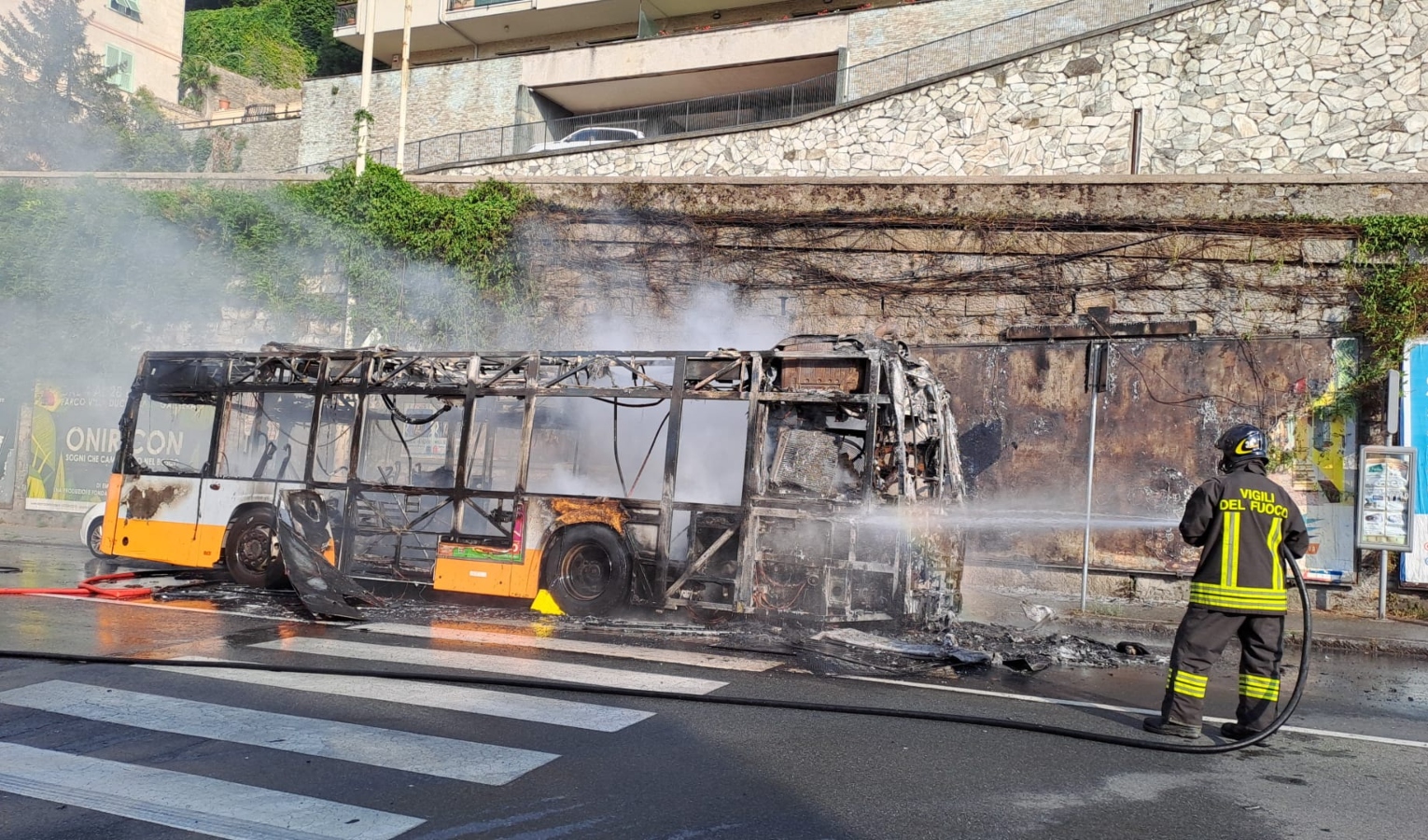 Genova, bus prende fuoco in via Pozzo: mezzo distrutto