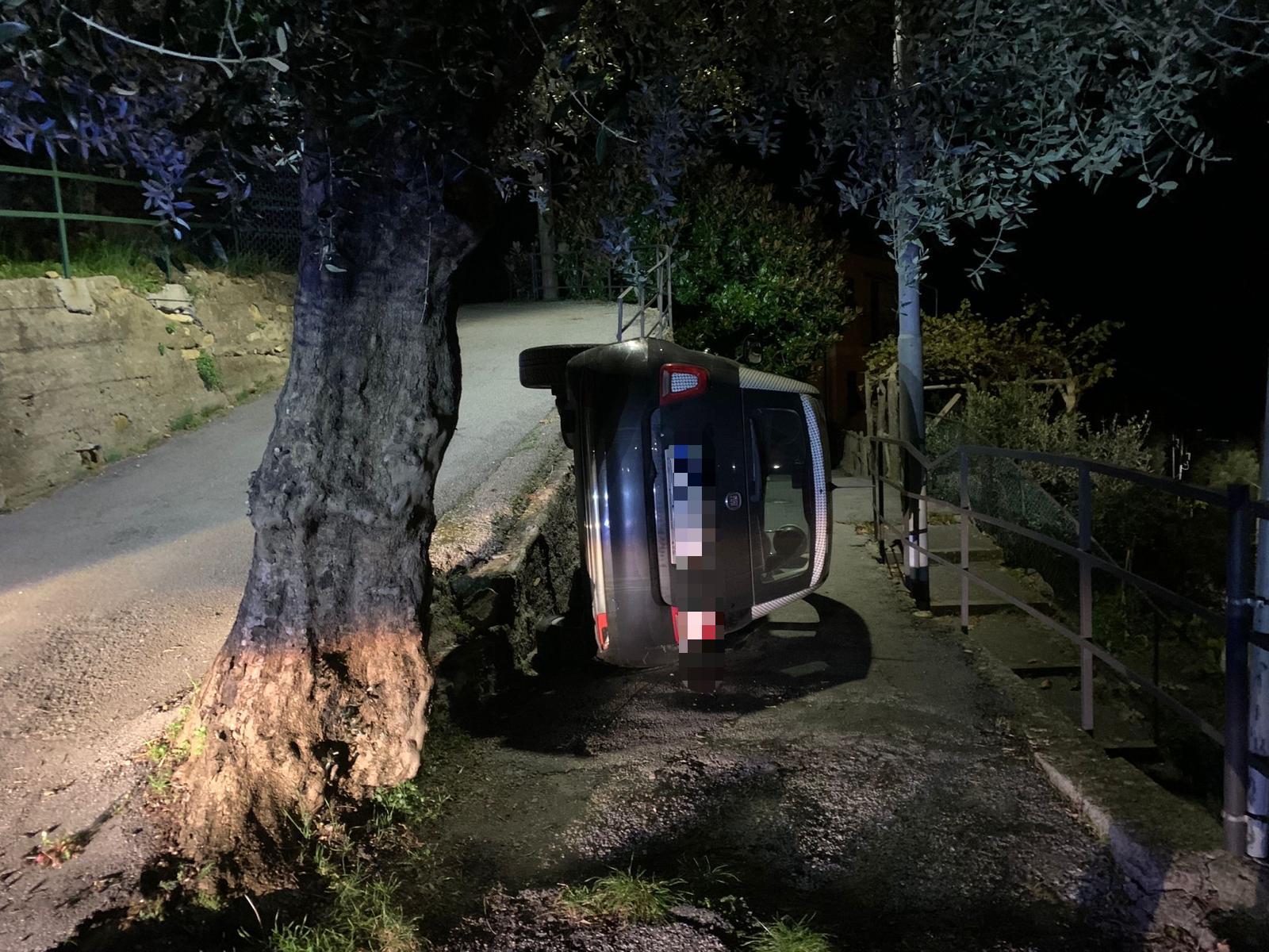 Un'auto fuori strada