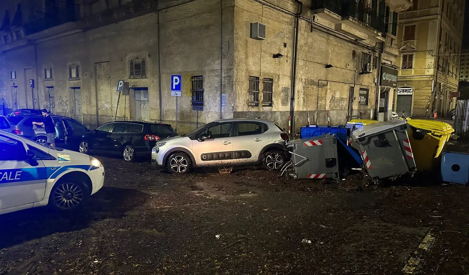 Notte Di Maltempo Fango Sulla Strada E Bidoni Travolti A Genova Primocanale It Le Notizie