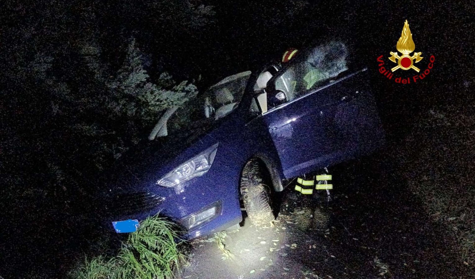 Sbaglia manovra e finisce fuori strada: pompieri recuperano l'auto