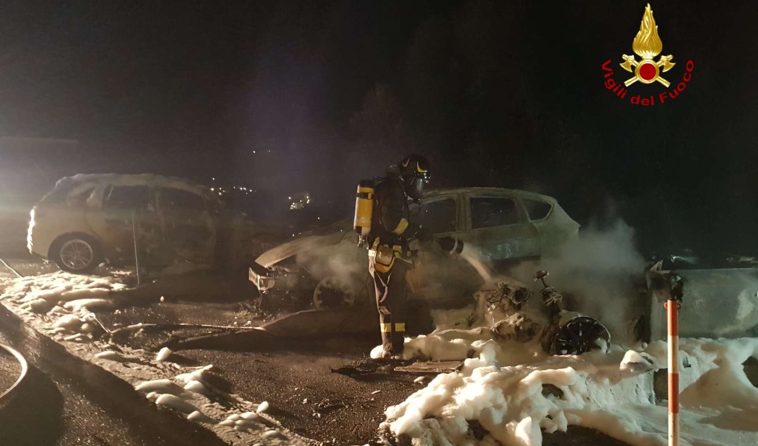 Tre auto e un motorino incendiati nella pineta di Arenzano: ipotesi dolosa