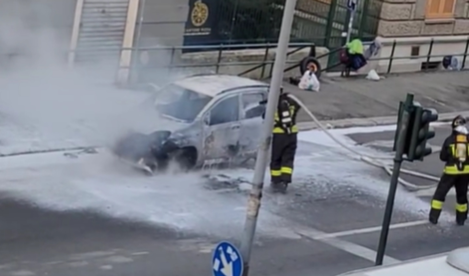 Genova, incendio auto all'alba in via Cantore