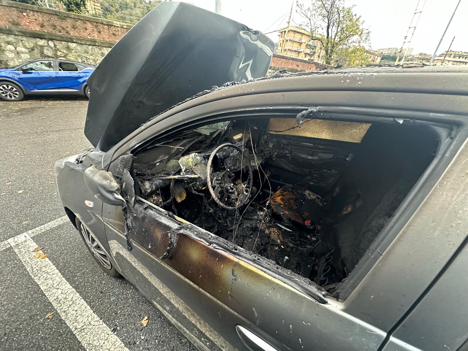 Ladri piromani danneggiano sette auto a Bolzaneto