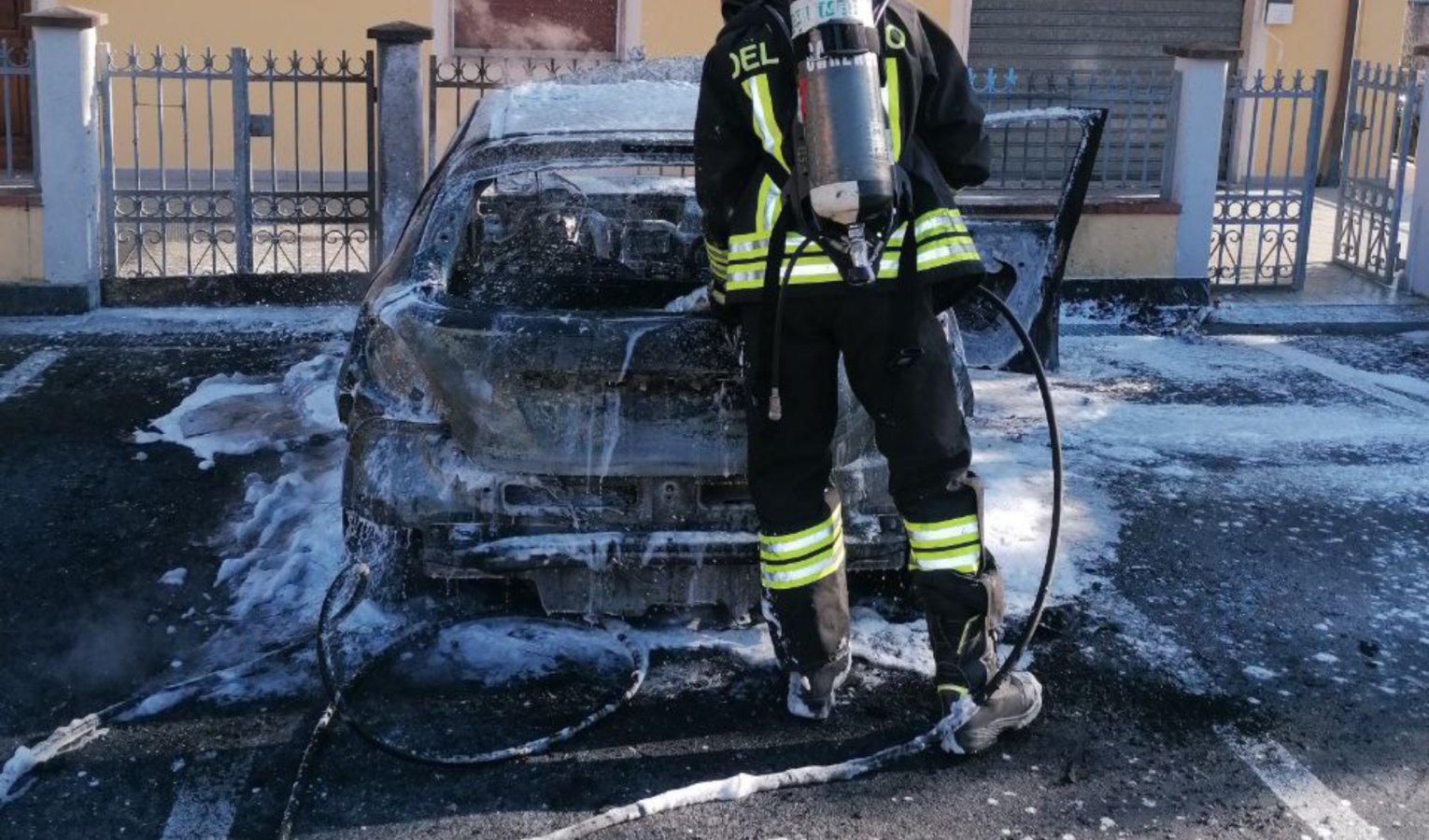 Auto distrutta dalle fiamme a Luni e gatto salvato alla Spezia