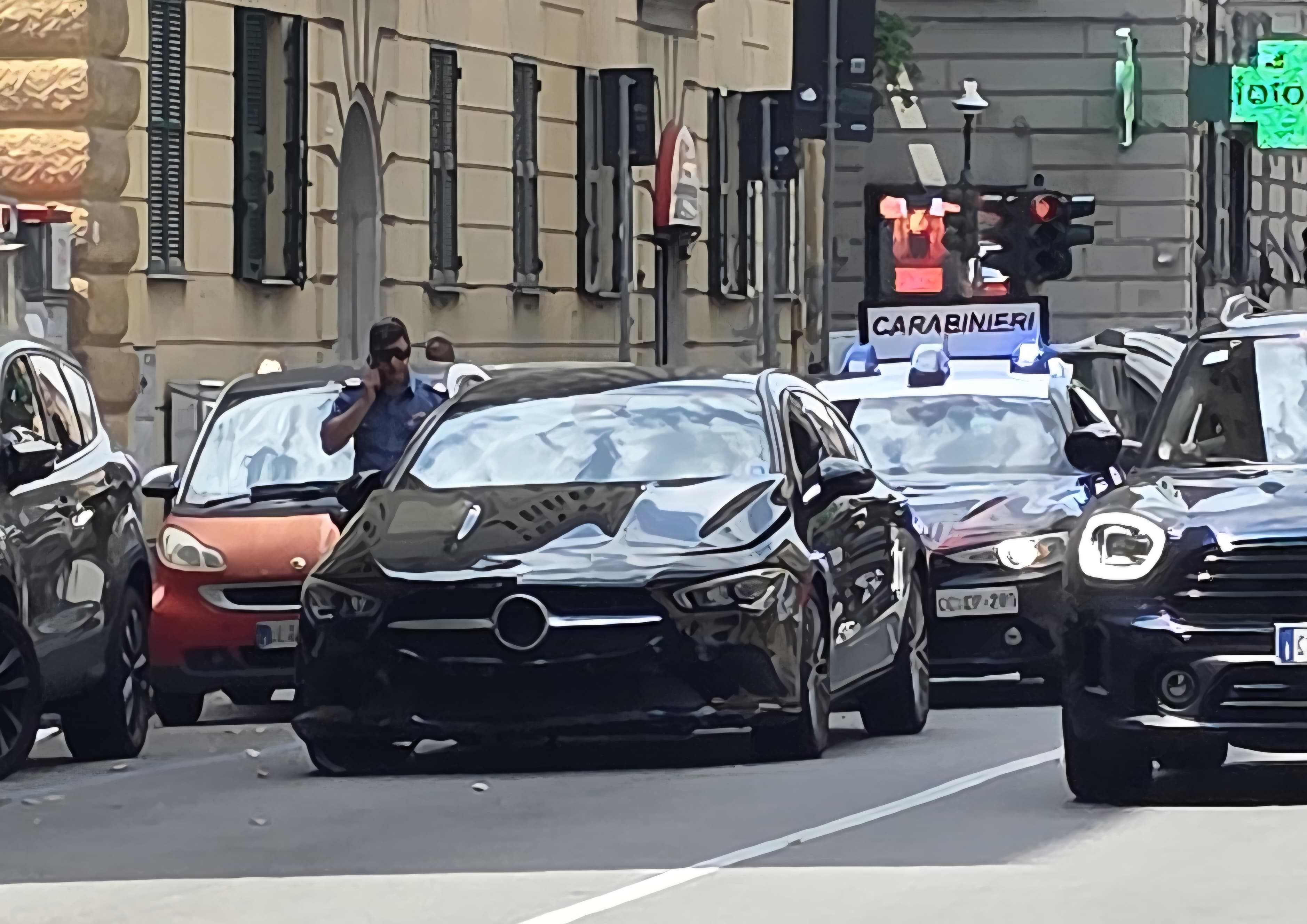 Inseguimento da film a Genova: auto scappa da carabinieri e travolge una donna in scooter