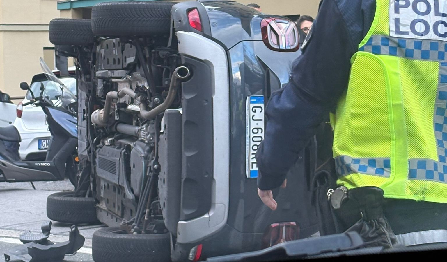 Carambola di auto in corso Europa, una vettura si cappotta: tutti illesi