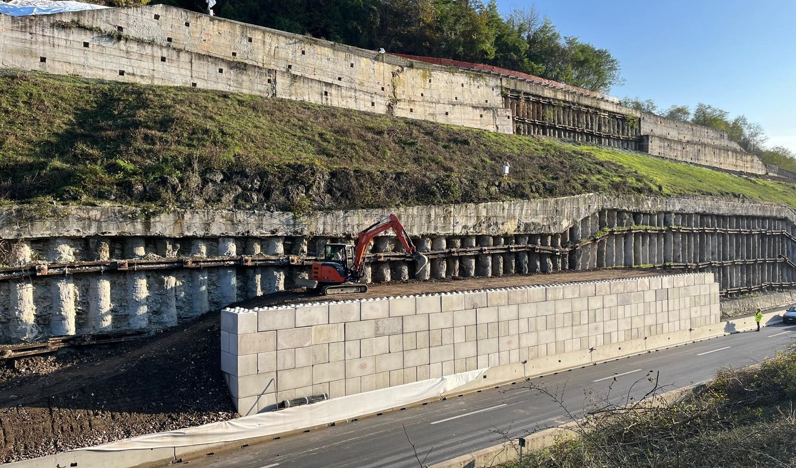 Autostrada A6, riaprirà tratto a rischio frana. Ma ancora disagi