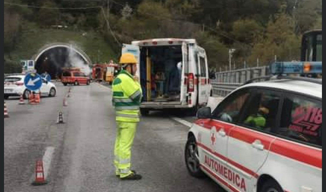 Un uomo vestito di giallo per strada e ambulanze