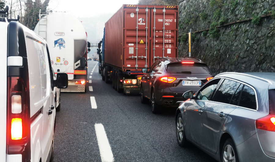 Caos autostrade, Tir perde carico: km di code sulla Serravalle