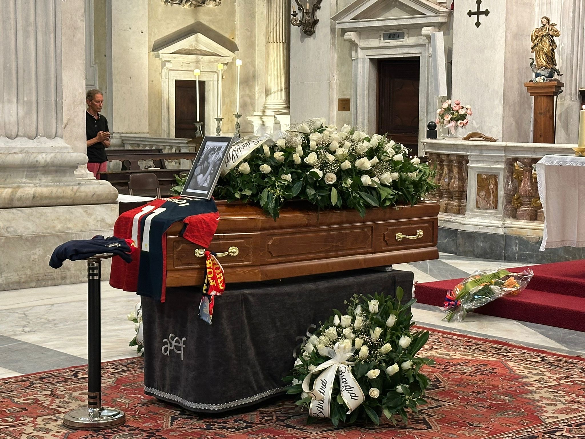 Genoa, l'abbraccio dei giovani per l'ultimo saluto a Sidio Corradi