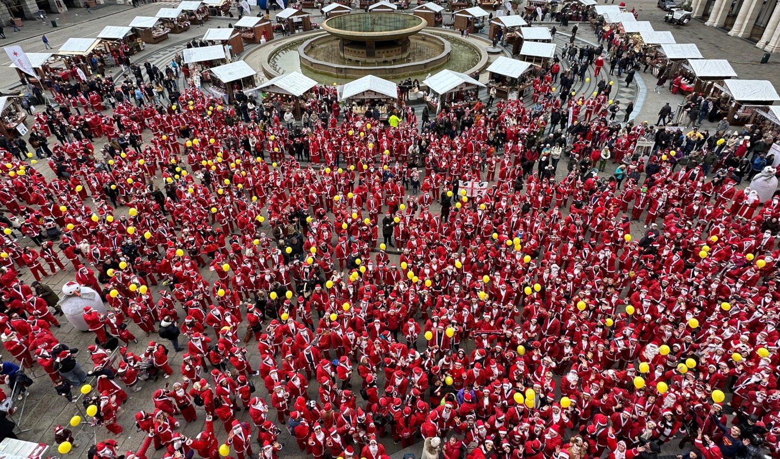 Selfie, auguri e regali: la camminata dei Babbi Natale colora le vie di Genova