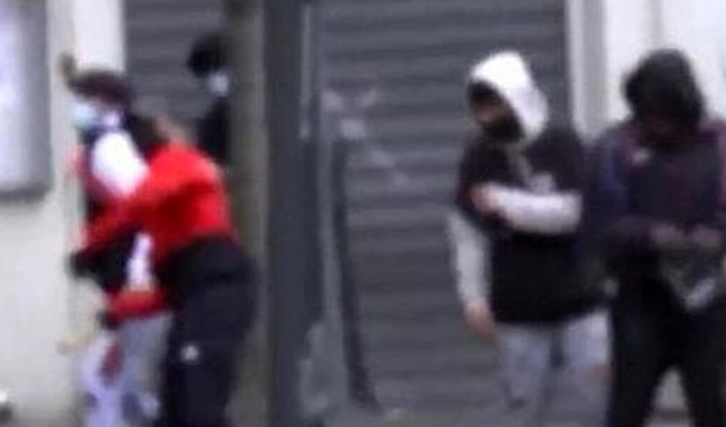 Genova, sedicenne picchiato e rapinato dal branco