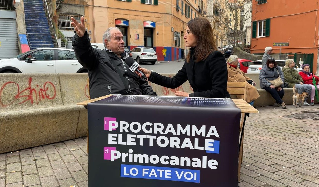 Due persone sedute a un tavolo per strada 