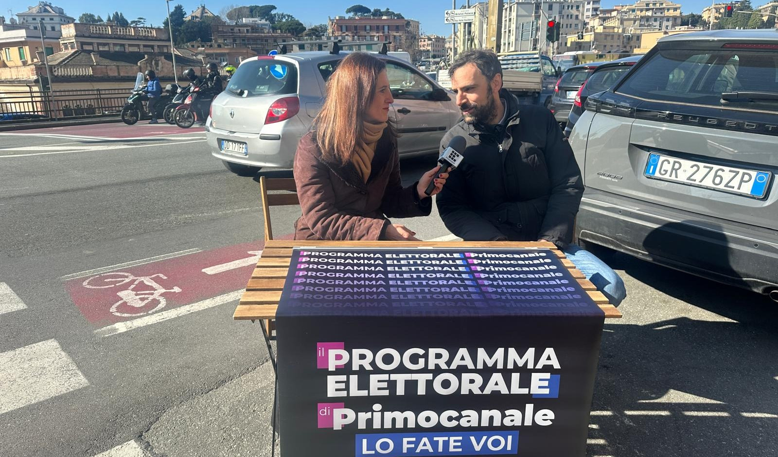 Un uomo e una donna seduti a un tavolo