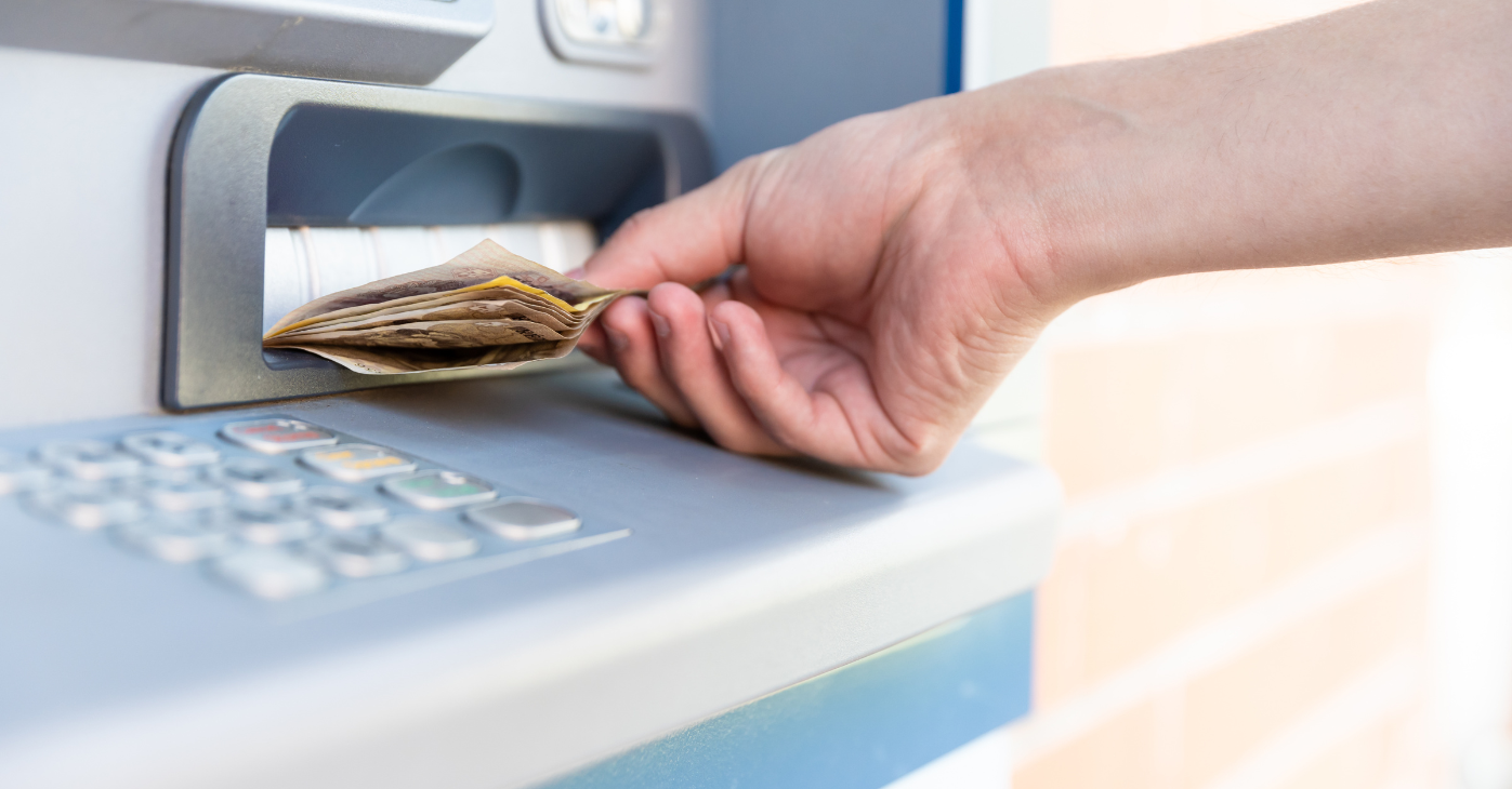 Banda del bancomat: soldi a terra per distrarre, derubato anziano di 20mila euro, due arresti