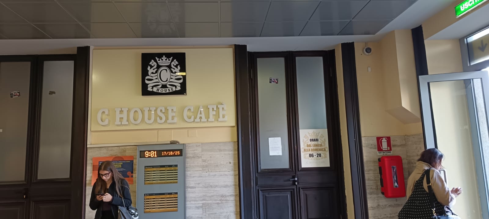 Stazione Brignole, bar chiuso per debito affitto: lavoratori in collera, Filcams Cgil chiede tavolo sindacale