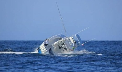 Barca si ribalta davanti a corso Italia, in due salvati dalla motovedetta